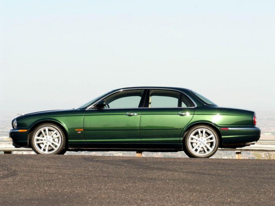  Jaguar XJR 2003 года  (US) (фото 8 из 9)